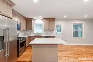 3326 Bonneville Dr, Charlotte, NC 28205 - Photo 13