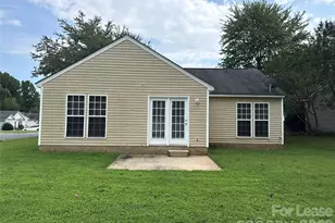 7037 Breeders Cup Cir, Charlotte, NC 28215 - Photo 15