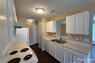7037 Breeders Cup Cir, Charlotte, NC 28215 - Photo 5