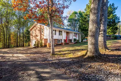 1185 10th Street Place NW, Hickory, NC 28601 - Photo 3
