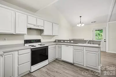 10424 Green Hedge Avenue, Charlotte, NC 28269 - Photo 9