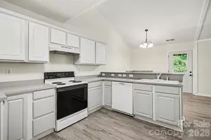 10424 Green Hedge Ave, Charlotte, NC 28269 - Photo 9