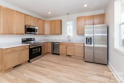 137 E Arbutus Trail, Hendersonville, NC 28792 - Photo 3