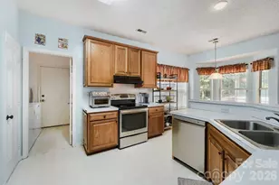 4736 Kirkgard Trail, Charlotte, NC 28269 - Photo 5