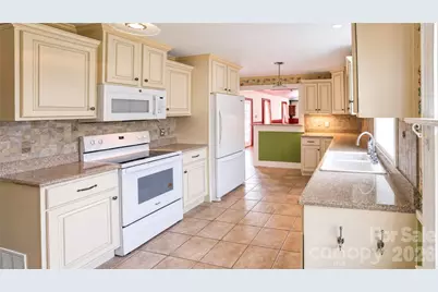 115 N Chestnut Street, Morganton, NC 28655 - Photo 15