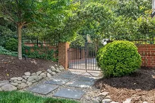 1811 Queens Rd W, Charlotte, NC 28207 - Photo 45