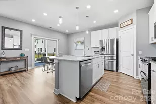 2010 Red Ash Dr, Charlotte, NC 28215 - Photo 9