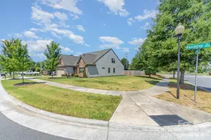 2010 Knocktree Dr, Indian Trail, NC 28079 - Photo 3