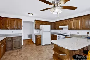 2008 Deep Woods Dr, Hendersonville, NC 28739 - Photo 7
