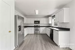 2724 Mulberry Pond Dr, Charlotte, NC 28208 - Photo 7