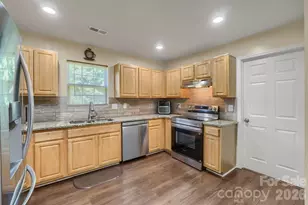 1605 Crandon Dr, Charlotte, NC 28216 - Photo 7