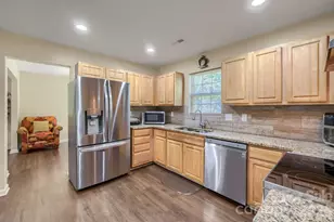 1605 Crandon Dr, Charlotte, NC 28216 - Photo 9