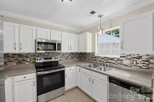 9210 Rotherham Ln, Charlotte, NC 28216 - Photo 7