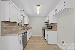 6240 Round Hill Rd, Charlotte, NC 28211 - Photo 7