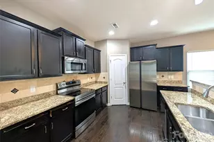 9223 Avery Meadows Dr, Charlotte, NC 28216 - Photo 3
