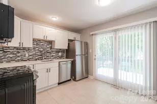 3331 Erskine Dr, Charlotte, NC 28205 - Photo 9