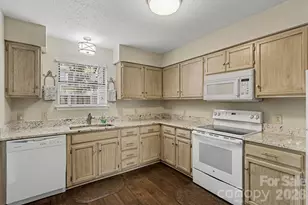 3272 Heathstead Place, Charlotte, NC 28210 - Photo 7
