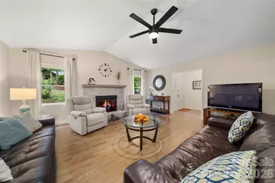 13 Foxhorn Court, Hendersonville, NC 28791 - Photo 5