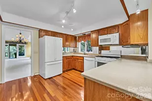 901 Red Oak Dr, Hendersonville, NC 28791 - Photo 17