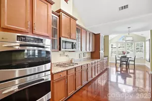 10110 Loch Lomond Dr, Charlotte, NC 28278 - Photo 7