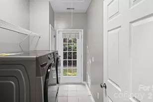 10305 Flat Stone Rd, Charlotte, NC 28213 - Photo 7