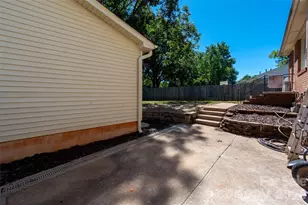 6929 Thorncliff Dr, Charlotte, NC 28210 - Photo 35