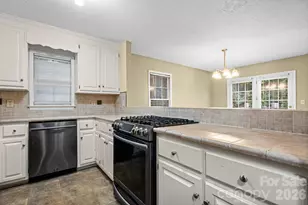 2433 1st St NW, Hickory, NC 28601 - Photo 1
