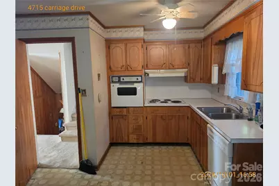 4715 Carriage Drive Circle, Charlotte, NC 28205 - Photo 7