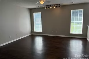 5305 Starflower Dr, Charlotte, NC 28215 - Photo 5