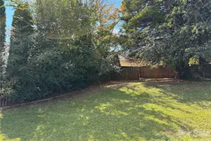 5305 Starflower Dr, Charlotte, NC 28215 - Photo 15
