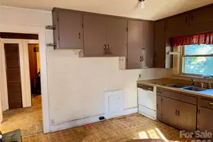 216 W 9th St, Newton, NC 28658 - Photo 13
