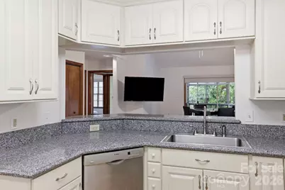 725 N Park Place, Hendersonville, NC 28791 - Photo 11