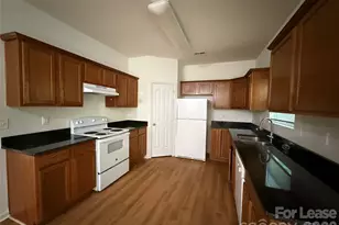 6734 Chieftain Dr, Charlotte, NC 28216 - Photo 5