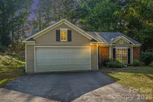 706 White Oak Ln, Matthews, NC 28104 - Photo 1