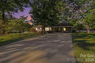 225 Edgewood Dr, Statesville, NC 28625 - Photo 1