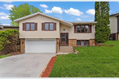 1221 44 1/2 Avenue NE, Columbia Heights, MN 55421 - Photo 1