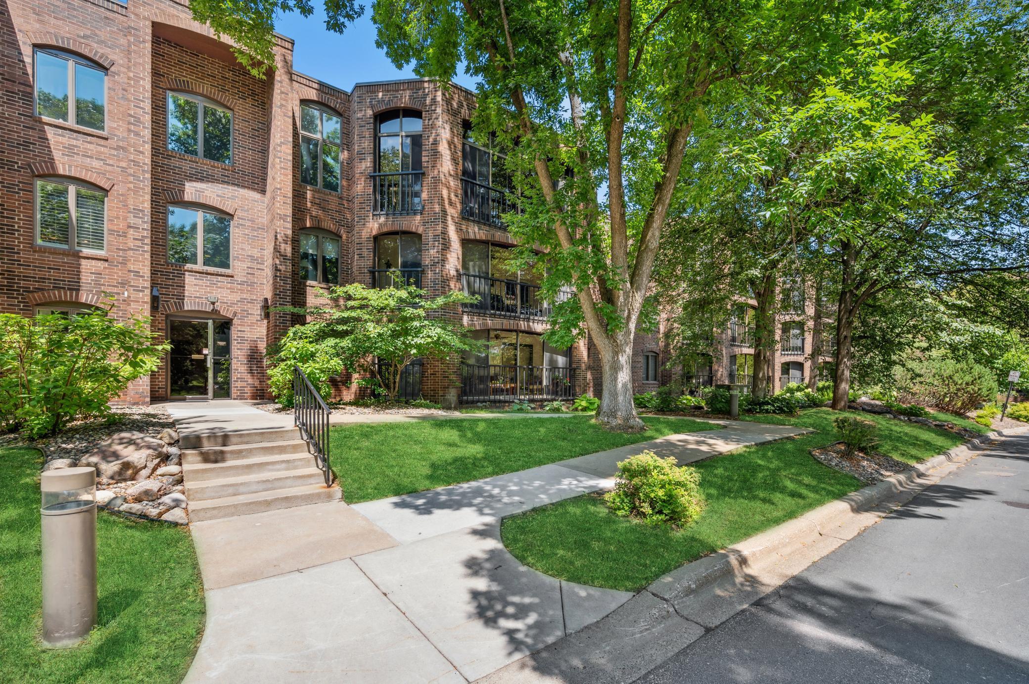 5601 Dewey Hill Rd 318, Edina, MN 55439 MLS 6394494 Coldwell Banker