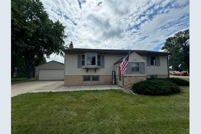 400 E Southview Drive, Marshall, MN 56258 - Photo 1