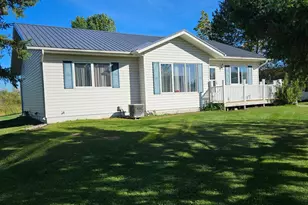 130 Lakeview Dr, Warroad, MN 56763 - Photo 1