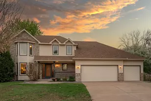 165 Cottonwood Dr, Vadnais Heights, MN 55127 - Photo 1