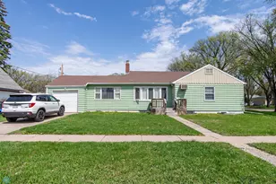 412 14th Ave S, Moorhead, MN 56560 - Photo 1