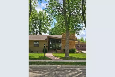 1005 8th Avenue SW, Pipestone, MN 56164 - Photo 1