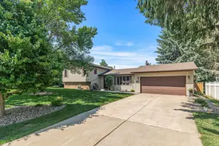 953 Oak View Ct, Saint Paul, MN 55119 - Photo 1