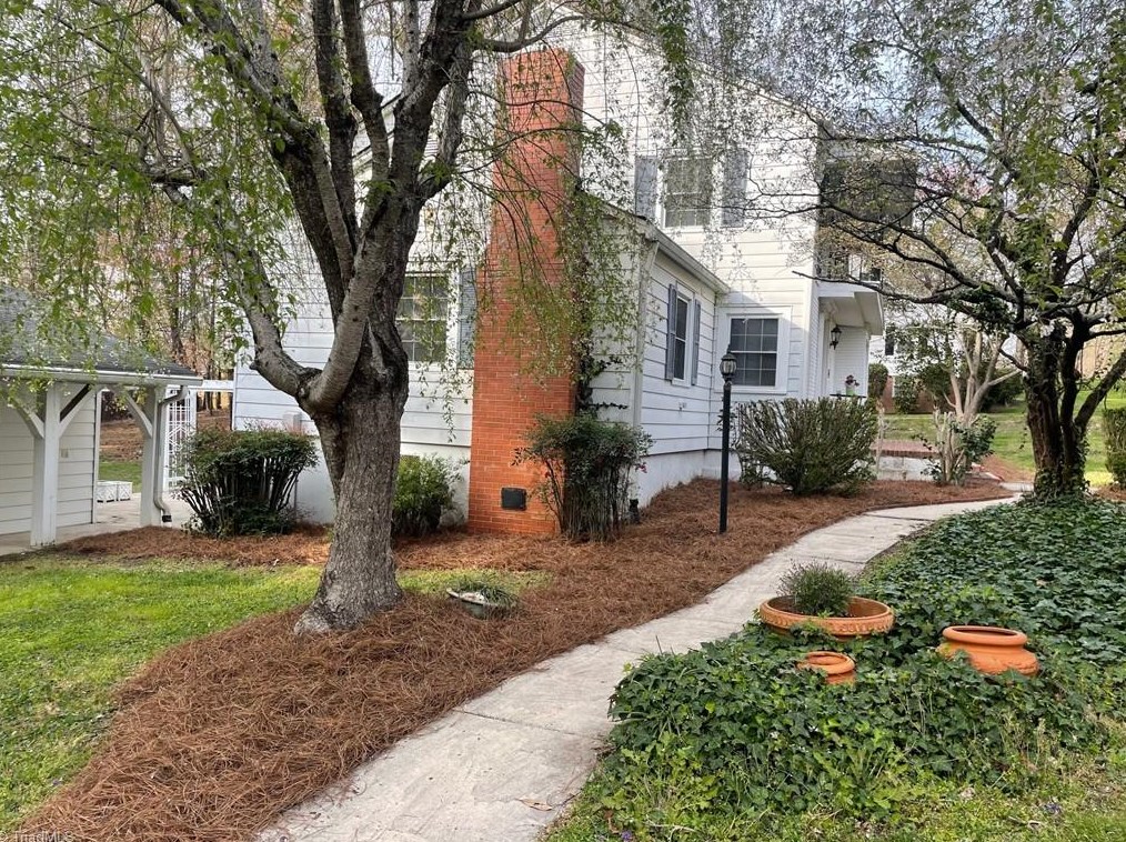 802 Lake Dr, Thomasville NC  27360-2625 exterior