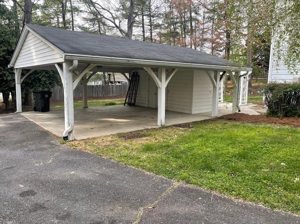 802 Lake Dr, Thomasville NC  27360-2625 exterior