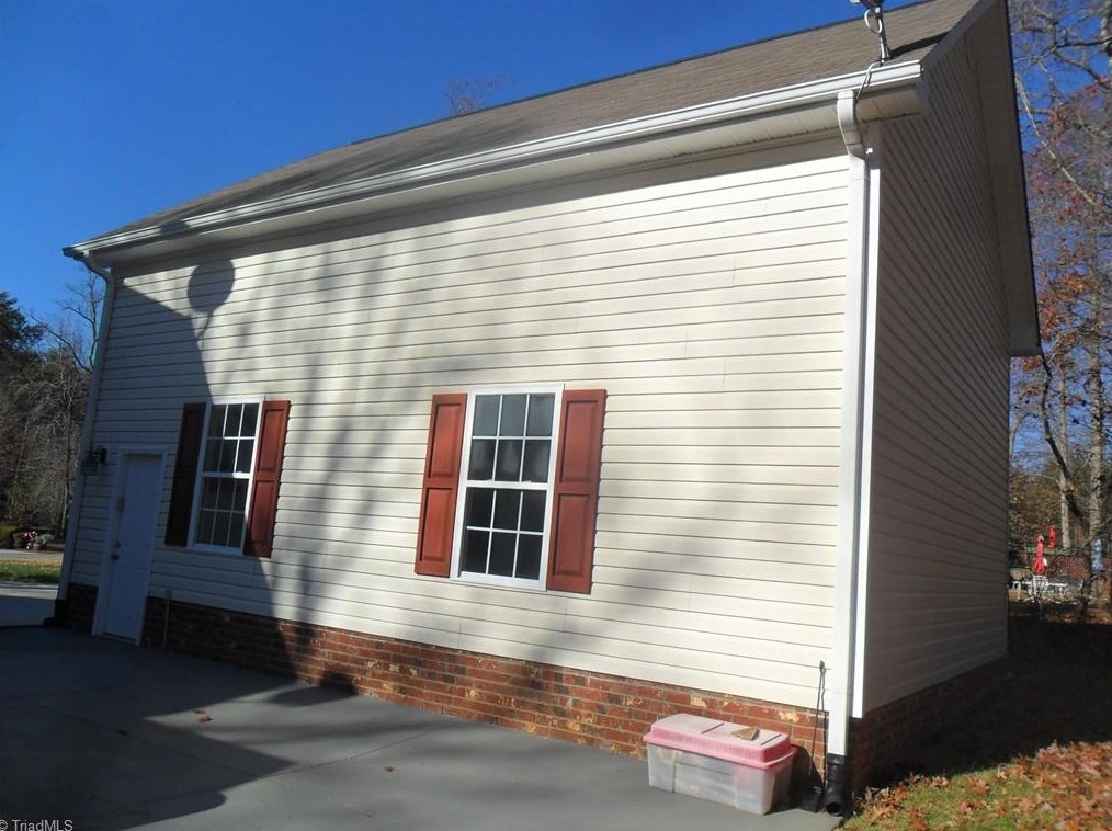 8512 Springbirch Ter, Stokesdale NC  27357-8591 exterior