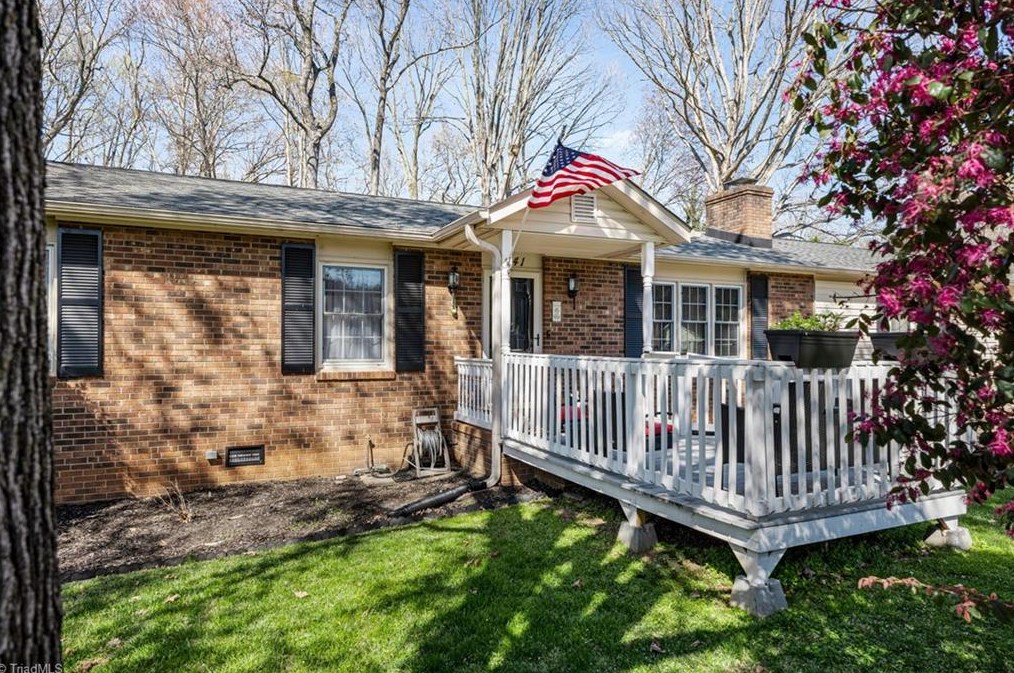 9041 Foxlair Dr, Kernersville NC  27284-9404 exterior
