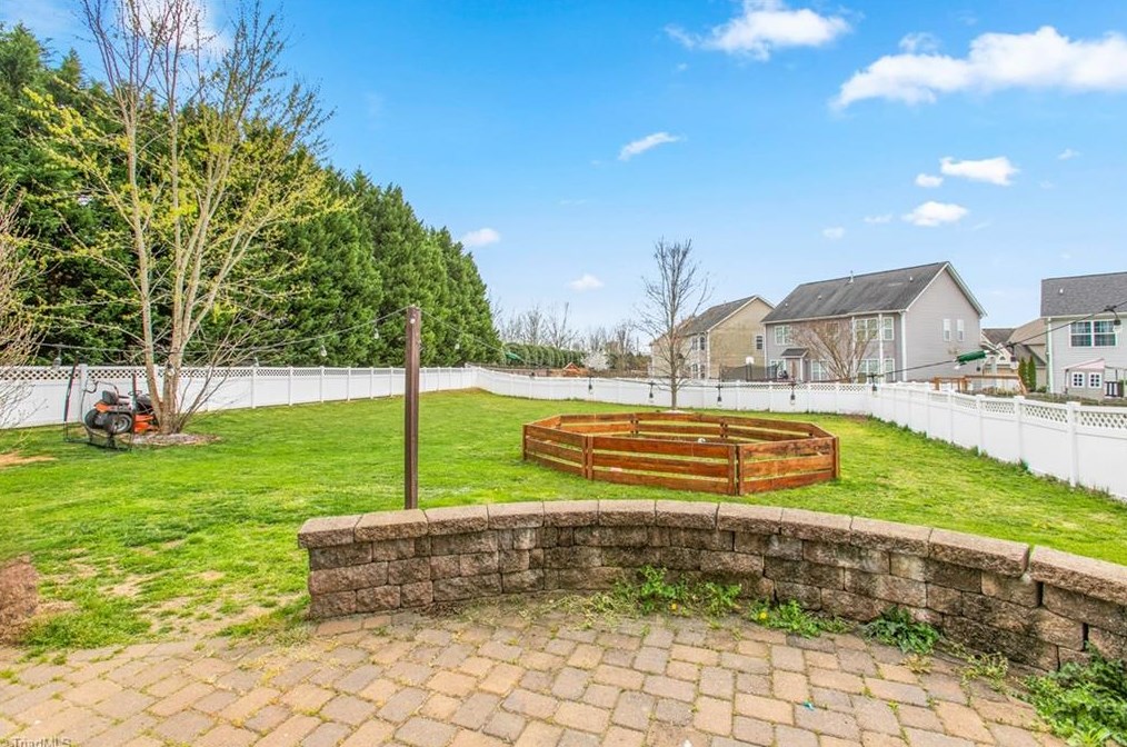 1904 Glenkirk Dr, Burlington NC  27215-9495 exterior