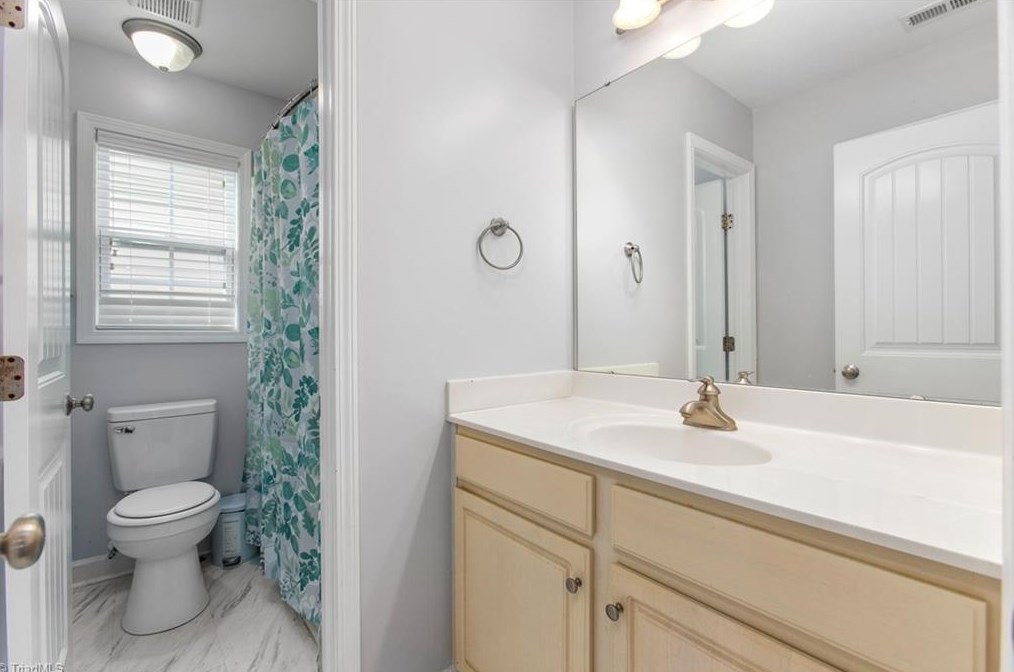 1904 Glenkirk Dr, Burlington NC  27215-9495 exterior