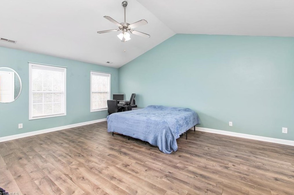 1904 Glenkirk Dr, Burlington NC  27215-9495 exterior